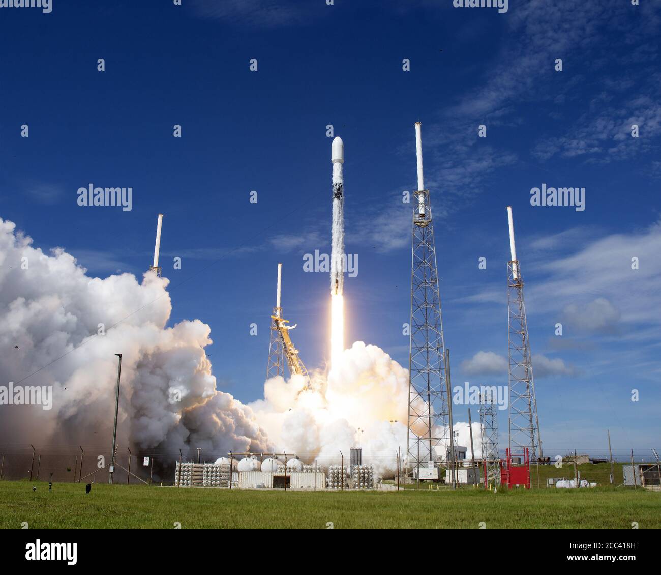 Cape Canaveral Air Force Station, Florida, USA. 18 agosto 2020. SpaceX lancia altri 58 satelliti Starlink sul suo Falcon 9 razzo alle 10:31 dal complesso 40 presso la Cape Canaveral Air Force Station, Florida, martedì 18 agosto 2020. Tre satelliti di imaging SkySat Earth sono inoltre a bordo per attaccare un'orbita da corsa a terra. Questo è il 13 lancio di SpaceX per il 2020, ma la prima volta che un booster specifico verrà riutilizzato per un sesto tentativo di lancio. Foto di Joe Marino/UPI Credit: UPI/Alamy Live News Foto Stock