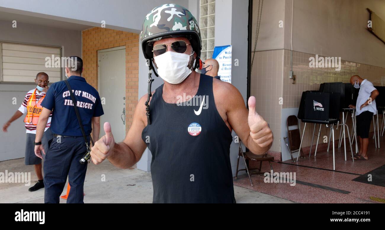Miami, Stati Uniti. 18 agosto 2020. Il residente della Florida di Miami dà un pollice in su dopo che ha gettato il suo scrutinio il giorno delle elezioni primarie per i candidati alla stazione 2 del fuoco e del soccorso di Miami a Miami, Florida il martedì 18 agosto 2020. Le linee dei siti di polling sono più brevi e in alcuni casi inesistenti a causa del COVID-19, Coronavirus Pandemic. Foto di Gary i Rothstein/UPI Credit: UPI/Alamy Live News Foto Stock