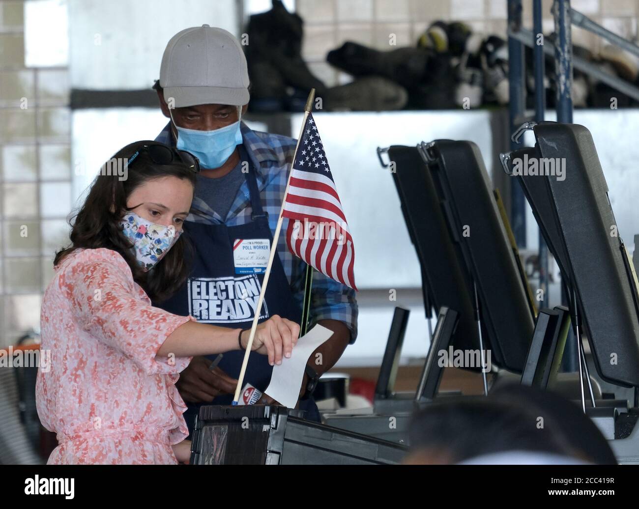 Miami, Stati Uniti. 18 agosto 2020. I residenti di Miami si accingono al banco di registrazione e hanno fatto il loro voto il giorno delle elezioni primarie per i candidati alla stazione Miami Fire and Rescue 2 di Miami, Florida, martedì 18 agosto 2020. Le linee dei siti di polling sono più brevi e in alcuni casi inesistenti a causa della pandemia di Coronavirus COVID-19. Foto di Gary i Rothstein/UPI Credit: UPI/Alamy Live News Foto Stock