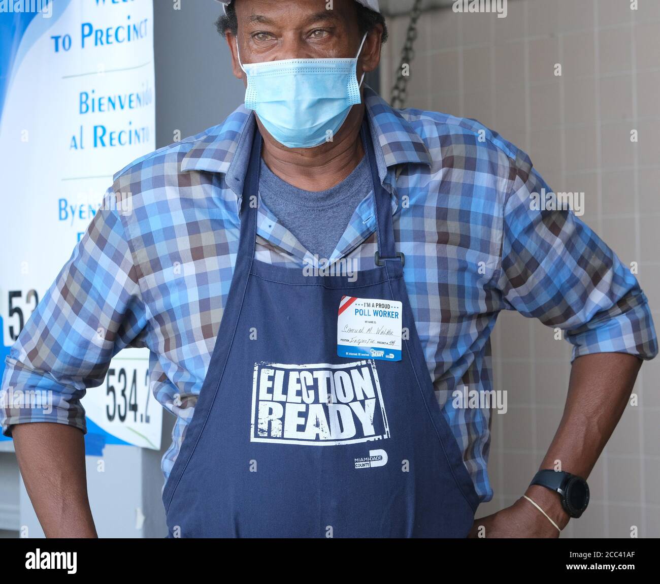 Miami, Stati Uniti. 18 agosto 2020. Samual Walker, residente a Miami in Florida, uno dei lavoratori del sondaggio presso la stazione Miami Fire and Rescue 2, guarda gli elettori a Miami, Florida martedì 18 agosto 2020. Le linee dei siti di polling sono più brevi e in alcuni casi inesistenti a causa della pandemia di Coronavirus COVID-19. Foto di Gary i Rothstein/UPI Credit: UPI/Alamy Live News Foto Stock