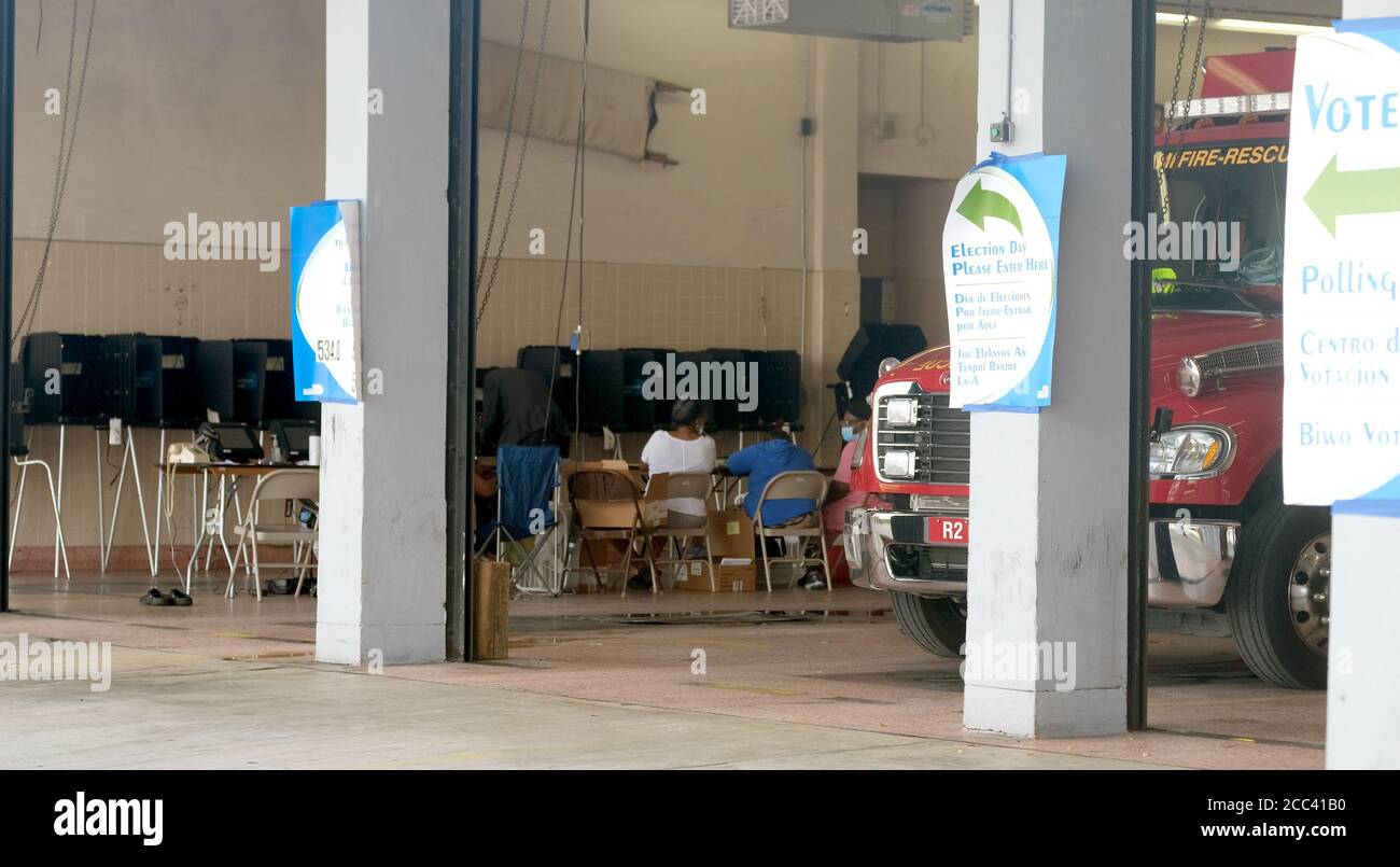 Miami, Stati Uniti. 18 agosto 2020. I residenti di Miami in Florida possono effettuare il check-in presso il banco di registrazione e lanciare il loro voto il giorno delle elezioni primarie per i candidati alla stazione 2 di Miami Fire and Rescue a Miami, Florida, martedì 18 agosto 2020. Le linee dei siti di polling sono più brevi e in alcuni casi inesistenti a causa del COVID-19, Coronavirus Pandemic. Foto di Gary i Rothstein/UPI Credit: UPI/Alamy Live News Foto Stock