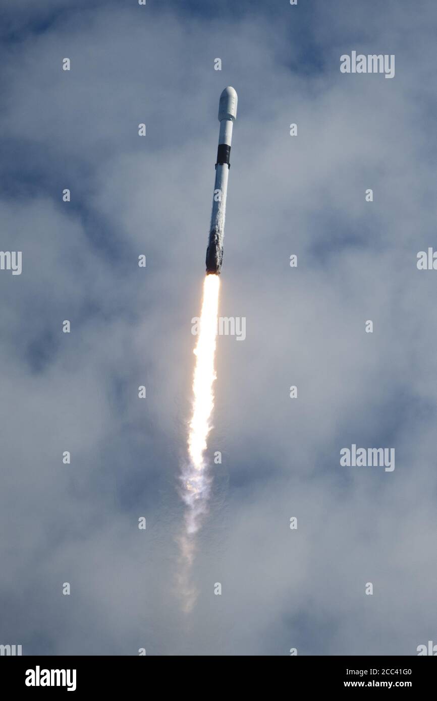 Cape Canaveral Air Force Station, Florida, USA. 18 agosto 2020. SpaceX lancia altri 58 satelliti Starlink sul suo Falcon 9 razzo alle 10:31 dal complesso 40 presso la Cape Canaveral Air Force Station, Florida, martedì 18 agosto 2020. Tre satelliti di imaging SkySat Earth sono inoltre a bordo per attaccare un'orbita da corsa a terra. Questo è il 13 lancio di SpaceX per il 2020, ma la prima volta che un booster specifico verrà riutilizzato per un sesto tentativo di lancio. Foto di Joe Marino/UPI Credit: UPI/Alamy Live News Foto Stock