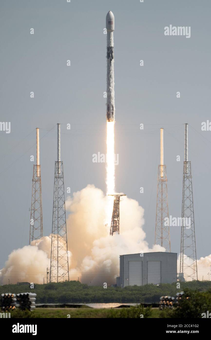Cape Canaveral Air Force Station, Florida, USA. 18 agosto 2020. SpaceX lancia altri 58 satelliti Starlink sul suo Falcon 9 razzo alle 10:31 dal complesso 40 presso la Cape Canaveral Air Force Station, Florida, martedì 18 agosto 2020. Tre satelliti di imaging SkySat Earth sono inoltre a bordo per attaccare un'orbita da corsa a terra. Questo è il 13 lancio di SpaceX per il 2020, ma la prima volta che un booster specifico verrà riutilizzato per un sesto tentativo di lancio. Foto di Joe Marino/UPI Credit: UPI/Alamy Live News Foto Stock