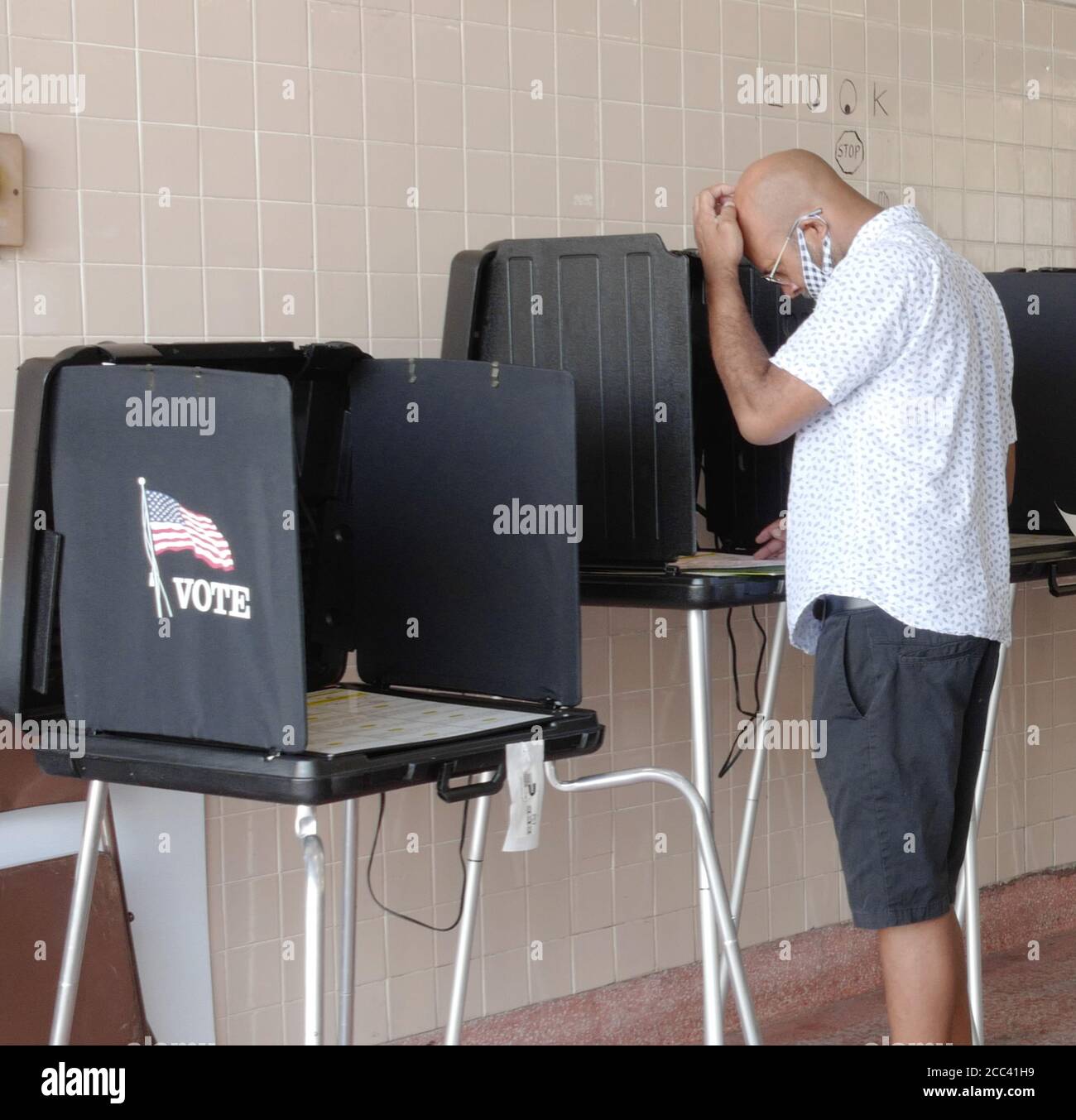 Miami, Stati Uniti. 18 agosto 2020. I residenti di Miami in Florida si accingono al banco di registrazione e hanno fatto il loro voto il giorno delle elezioni primarie per i candidati alla stazione Miami Fire and Rescue 2 di Miami, Florida, martedì 18 agosto 2020. Le linee dei siti di polling sono più brevi e in alcuni casi inesistenti a causa del COVID-19, Coronavirus Pandemic. Foto di Gary i Rothstein/UPI Credit: UPI/Alamy Live News Foto Stock