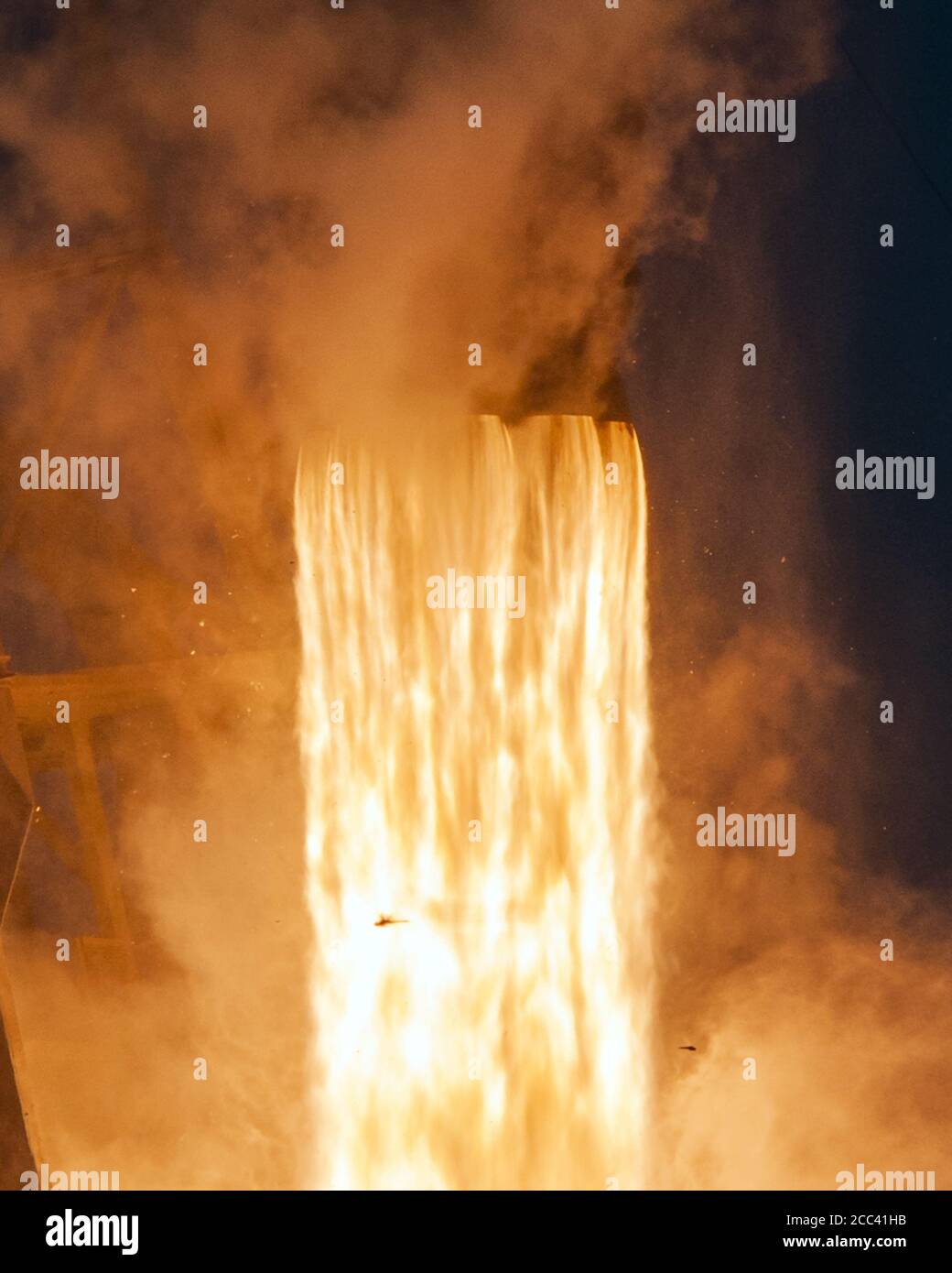 Cape Canaveral Air Force Station, Florida, USA. 18 agosto 2020. SpaceX lancia altri 58 satelliti Starlink sul suo Falcon 9 razzo alle 10:31 dal complesso 40 presso la Cape Canaveral Air Force Station, Florida, martedì 18 agosto 2020. Tre satelliti di imaging SkySat Earth sono inoltre a bordo per attaccare un'orbita da corsa a terra. Questo è il 13 lancio di SpaceX per il 2020, ma la prima volta che un booster specifico verrà riutilizzato per un sesto tentativo di lancio. Foto di Joe Marino/UPI Credit: UPI/Alamy Live News Foto Stock