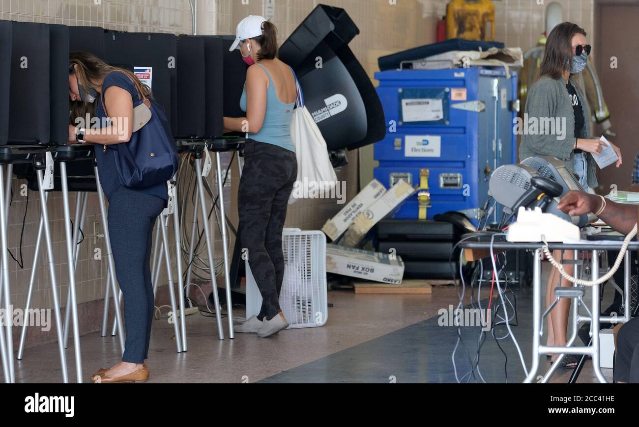 Miami, Stati Uniti. 18 agosto 2020. I residenti di Miami in Florida si accingono al banco di registrazione e hanno fatto il loro voto il giorno delle elezioni primarie per i candidati alla stazione Miami Fire and Rescue 2 di Miami, Florida, martedì 18 agosto 2020. Le linee dei siti di polling sono più brevi e in alcuni casi inesistenti a causa del COVID-19, Coronavirus Pandemic. Foto di Gary i Rothstein/UPI Credit: UPI/Alamy Live News Foto Stock