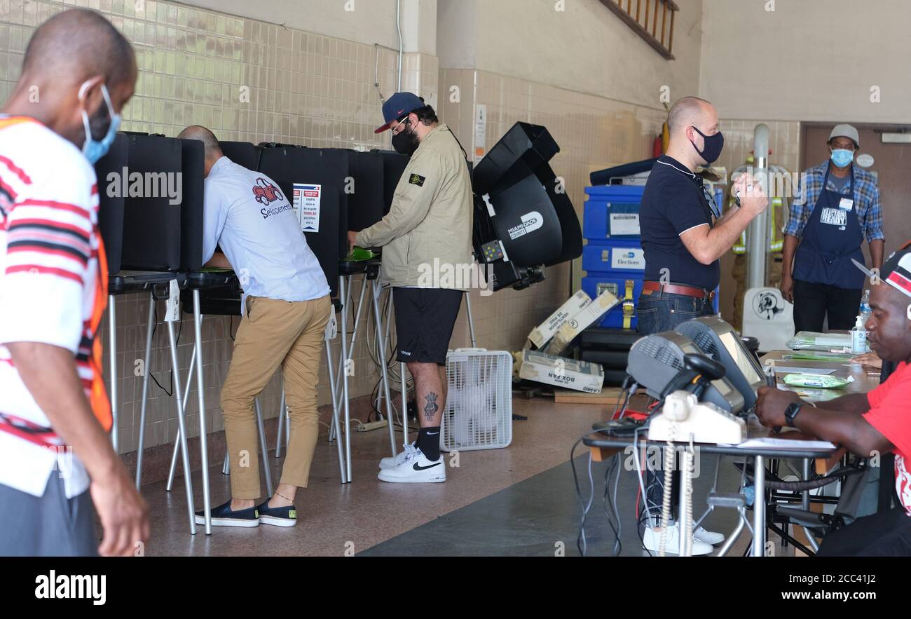 Miami, Stati Uniti. 18 agosto 2020. I residenti di Miami in Florida si accingono al banco di registrazione e hanno fatto il loro voto il giorno delle elezioni primarie per i candidati alla stazione Miami Fire and Rescue 2 di Miami, Florida, martedì 18 agosto 2020. Le linee dei siti di polling sono più brevi e in alcuni casi inesistenti a causa del COVID-19, Coronavirus Pandemic. Foto di Gary i Rothstein/UPI Credit: UPI/Alamy Live News Foto Stock