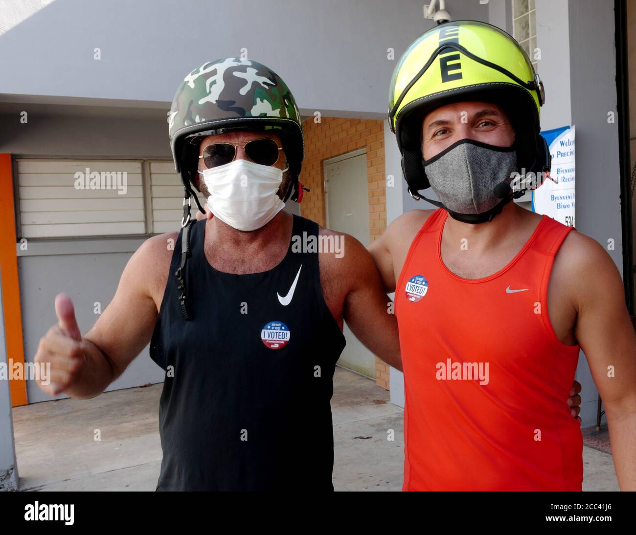 Miami, Stati Uniti. 18 agosto 2020. Due residenti di Miami in Florida danno un pollice in su dopo che hanno lanciato il loro scrutinio il giorno delle elezioni primarie per i candidati alla stazione di Miami Fire and Rescue 2 a Miami, in Florida martedì 18 agosto 2020. Le linee dei siti di polling sono più brevi e in alcuni casi inesistenti a causa del COVID-19, Coronavirus Pandemic. Foto di Gary i Rothstein/UPI Credit: UPI/Alamy Live News Foto Stock