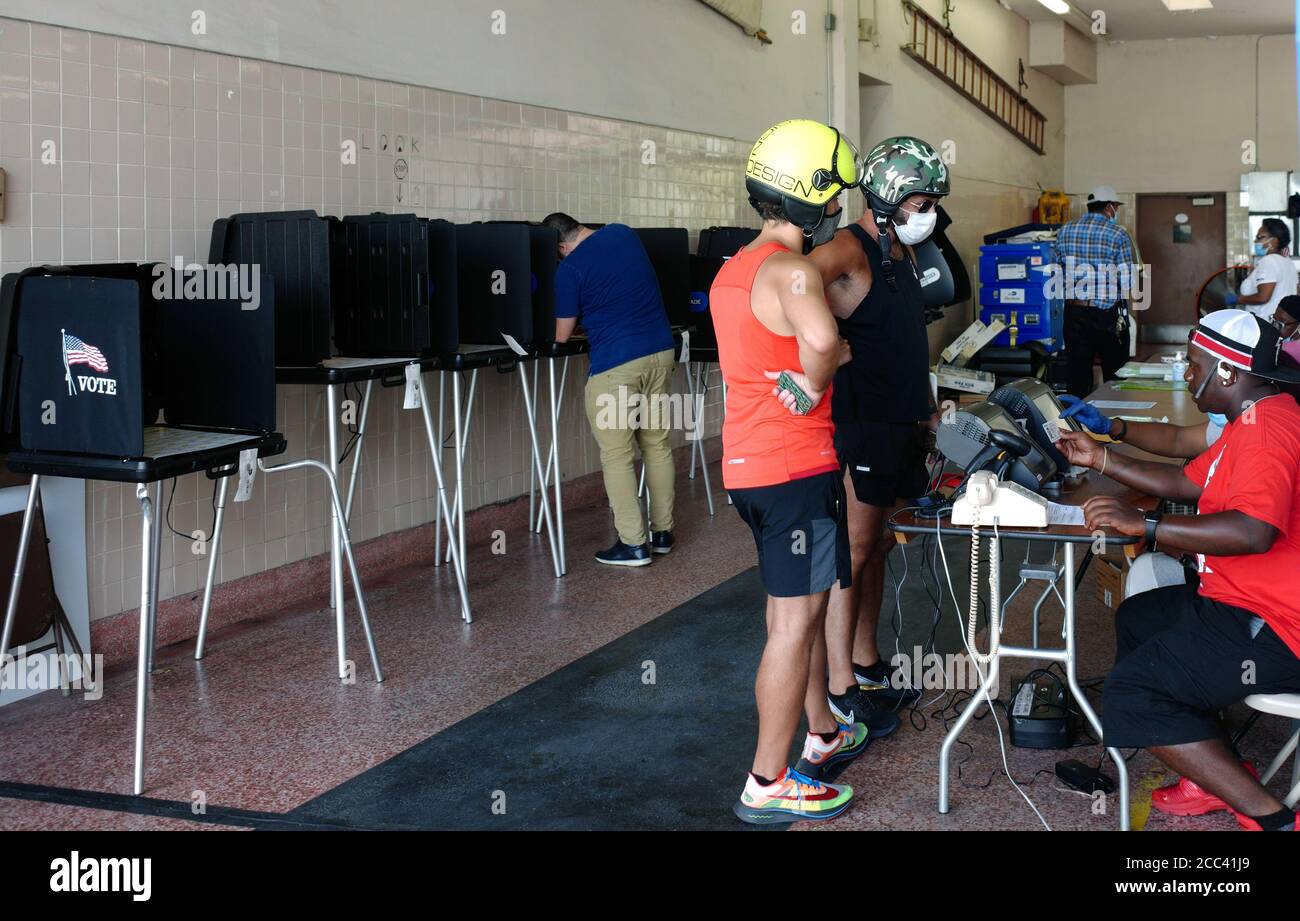 Miami, Stati Uniti. 18 agosto 2020. I residenti della Florida di Miami hanno fatto il loro voto il giorno delle elezioni primarie per i candidati alla stazione 2 di Miami Fire and Rescue a Miami, Florida, martedì 18 agosto 2020. Le linee dei siti di polling sono più brevi e in alcuni casi inesistenti a causa del COVID-19, Coronavirus Pandemic. Foto di Gary i Rothstein/UPI Credit: UPI/Alamy Live News Foto Stock