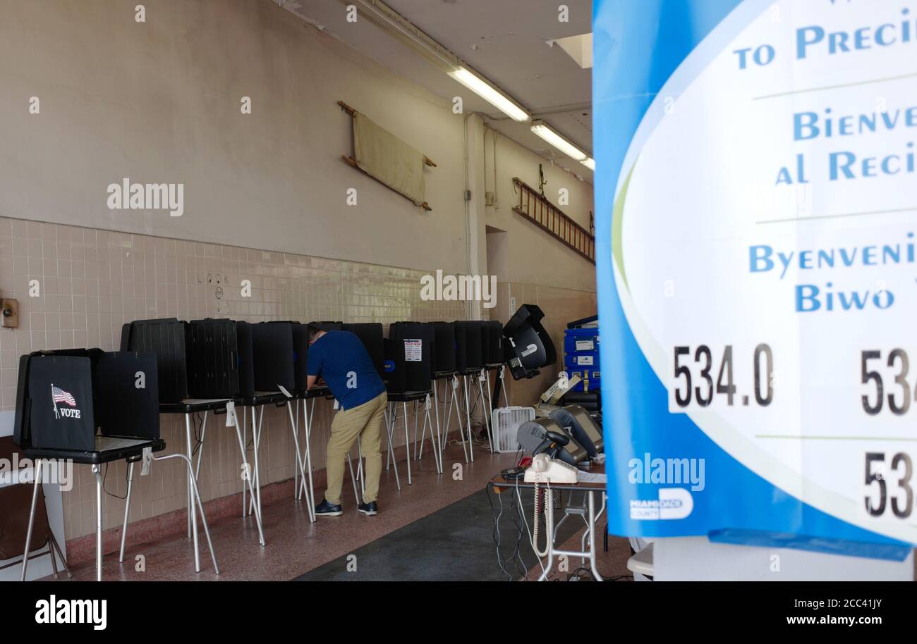 Miami, Stati Uniti. 18 agosto 2020. I residenti della Florida di Miami hanno fatto il loro voto il giorno delle elezioni primarie per i candidati alla stazione 2 di Miami Fire and Rescue a Miami, Florida, martedì 18 agosto 2020. Le linee dei siti di polling sono più brevi e in alcuni casi inesistenti a causa del COVID-19, Coronavirus Pandemic. Foto di Gary i Rothstein/UPI Credit: UPI/Alamy Live News Foto Stock