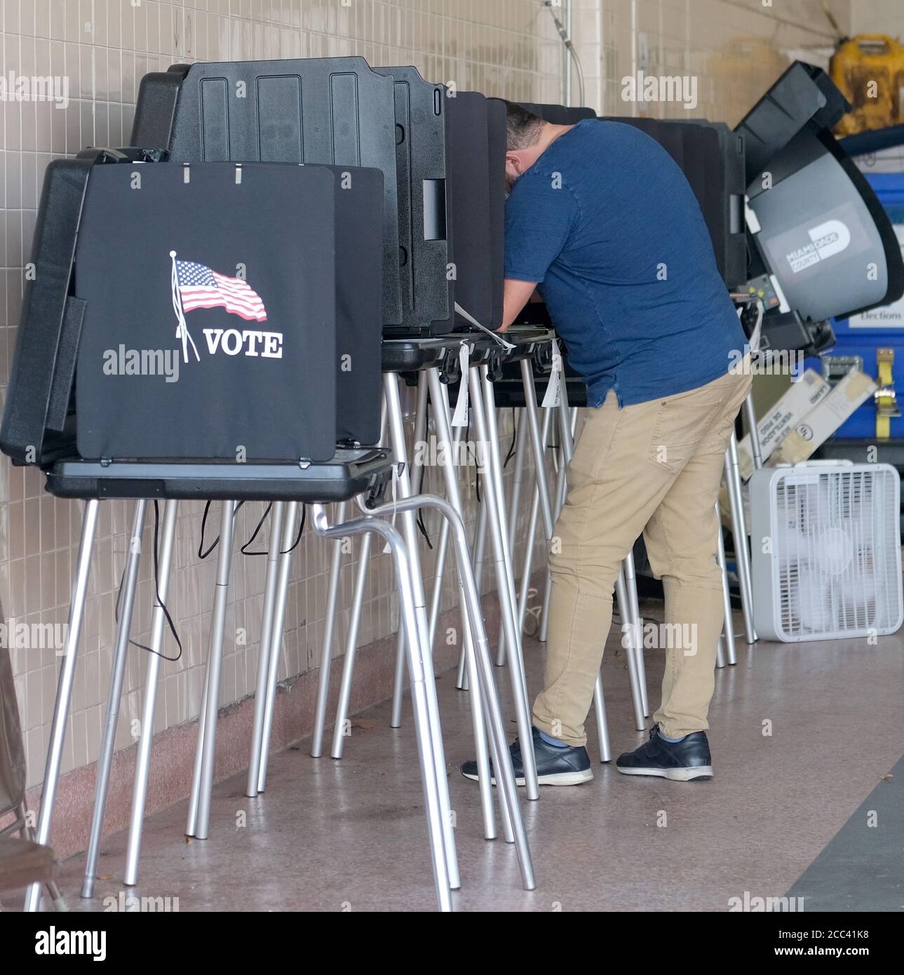 Miami, Stati Uniti. 18 agosto 2020. I residenti di Miami in Florida si accingono al banco di registrazione e hanno fatto il loro voto il giorno delle elezioni primarie per i candidati alla stazione Miami Fire and Rescue 2 di Miami, Florida, martedì 18 agosto 2020. Le linee dei siti di polling sono più brevi e in alcuni casi inesistenti a causa del COVID-19, Coronavirus Pandemic. Foto di Gary i Rothstein/UPI Credit: UPI/Alamy Live News Foto Stock