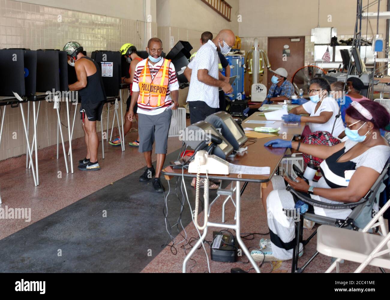 Miami, Stati Uniti. 18 agosto 2020. I residenti di Miami in Florida si accingono al banco di registrazione e hanno fatto il loro voto il giorno delle elezioni primarie per i candidati alla stazione Miami Fire and Rescue 2 di Miami, Florida, martedì 18 agosto 2020. Le linee dei siti di polling sono più brevi e in alcuni casi inesistenti a causa del COVID-19, Coronavirus Pandemic. Foto di Gary i Rothstein/UPI Credit: UPI/Alamy Live News Foto Stock