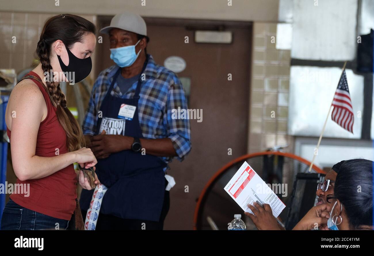 Miami, Stati Uniti. 18 agosto 2020. Un residente di Miami Florida si gira in una posta in votazione presso il banco di registrazione e riceve un voto regolare da utilizzare per esprimere il suo voto nel giorno delle elezioni primarie per i candidati alla stazione di Miami Fire and Rescue 2 a Miami, Florida, martedì 18 agosto 2020. Le linee dei siti di polling sono più brevi e in alcuni casi inesistenti a causa del COVID-19, Coronavirus Pandemic. Il voto di posta-in è arrivato appena oggi e non ha potuto ottenerlo indietro in tempo per il suo voto contare. Foto di Gary i Rothstein/UPI Credit: UPI/Alamy Live News Foto Stock
