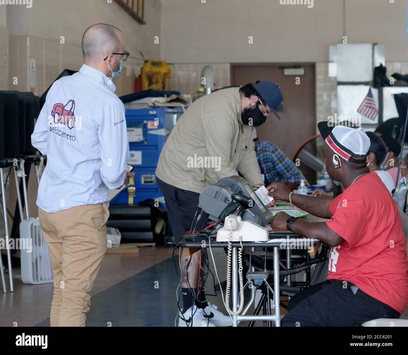 Miami, Stati Uniti. 18 agosto 2020. I residenti di Miami in Florida si accingono al banco di registrazione e hanno fatto il loro voto il giorno delle elezioni primarie per i candidati alla stazione Miami Fire and Rescue 2 di Miami, Florida, martedì 18 agosto 2020. Le linee dei siti di polling sono più brevi e in alcuni casi inesistenti a causa del COVID-19, Coronavirus Pandemic. Foto di Gary i Rothstein/UPI Credit: UPI/Alamy Live News Foto Stock