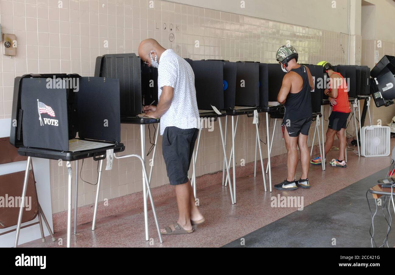 Miami, Stati Uniti. 18 agosto 2020. I residenti di Miami in Florida si accingono al banco di registrazione e hanno fatto il loro voto il giorno delle elezioni primarie per i candidati alla stazione Miami Fire and Rescue 2 di Miami, Florida, martedì 18 agosto 2020. Le linee dei siti di polling sono più brevi e in alcuni casi inesistenti a causa del COVID-19, Coronavirus Pandemic. Foto di Gary i Rothstein/UPI Credit: UPI/Alamy Live News Foto Stock