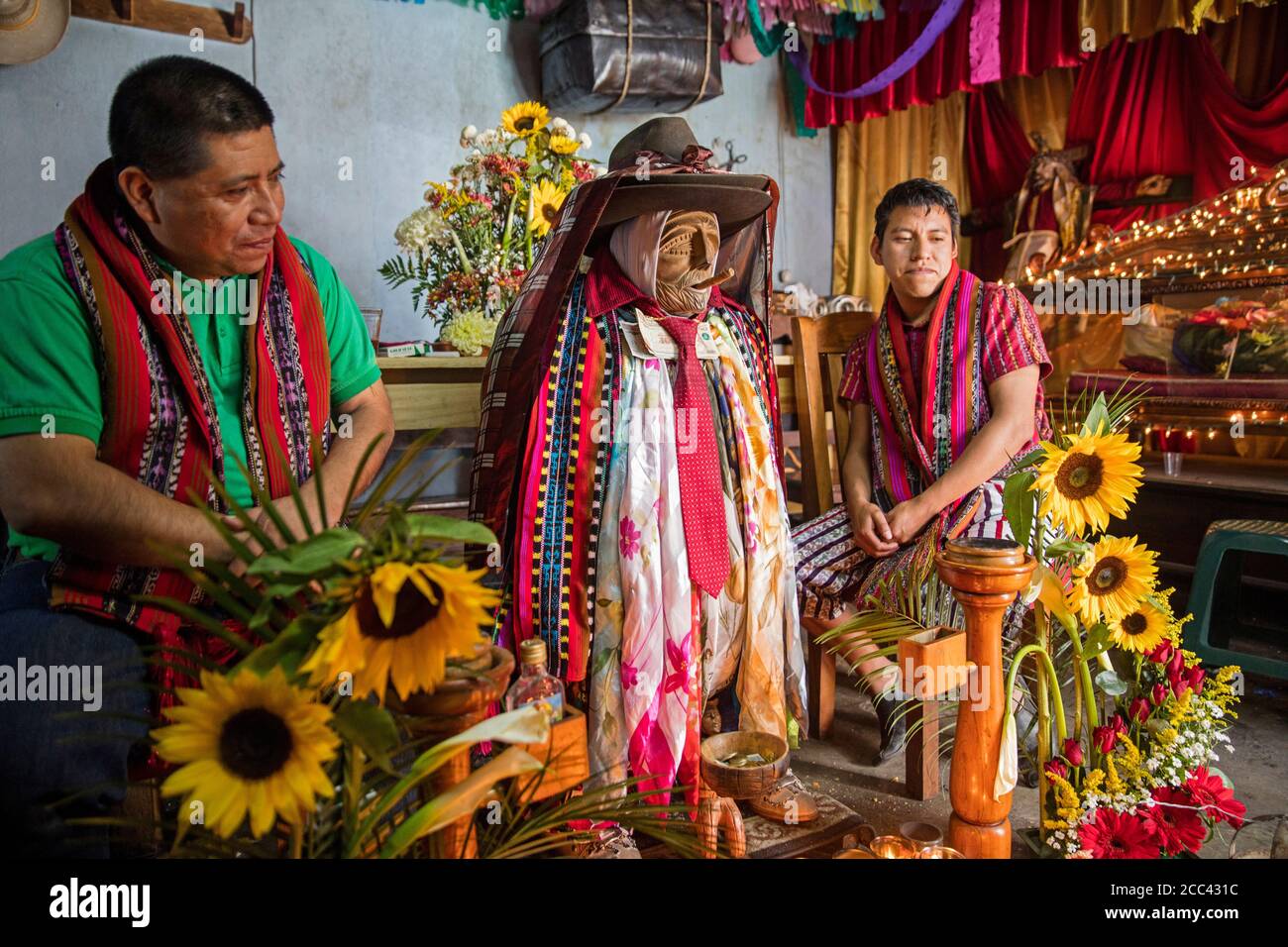 Effigie di Maximón / San Simón, divinità maya e santo folk nella città Santiago Atitlán al Lago de Atitlán / Lago Atitlan, Dipartimento di Sololá, Guatemala Foto Stock
