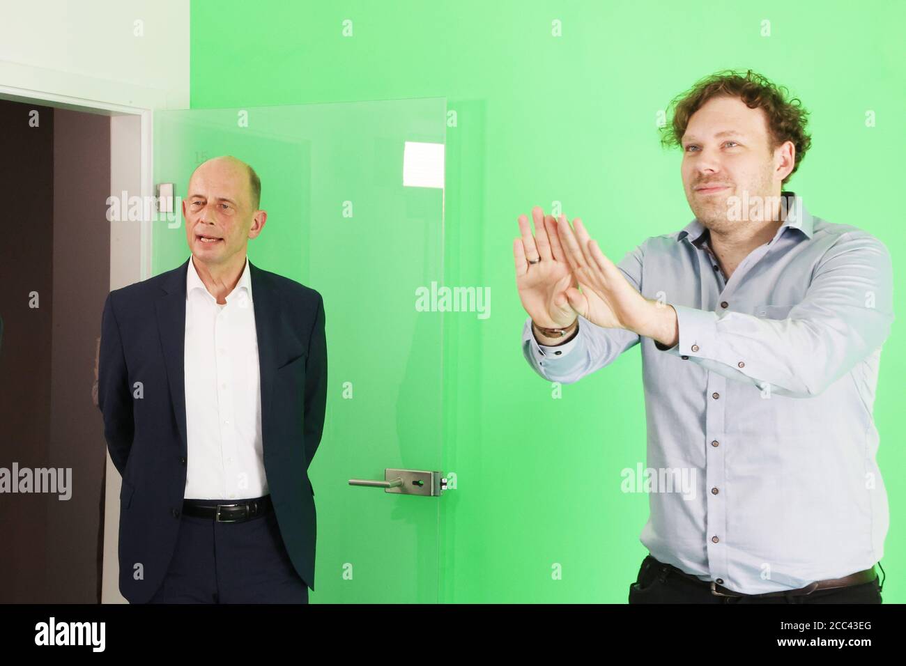 18 agosto 2020, Turingia, Jena: Wolfgang Tiefensee (SPD, l), Ministro dell'Economia in Turingia, e Hans Elstner, membro del consiglio di amministrazione di Room AG, durante una visita alla società informatica. Il Ministro vorrebbe avere un'idea di come le aziende affrontano la crisi di Corona. Foto: Bodo Schackow/dpa-Zentralbild/dpa Foto Stock