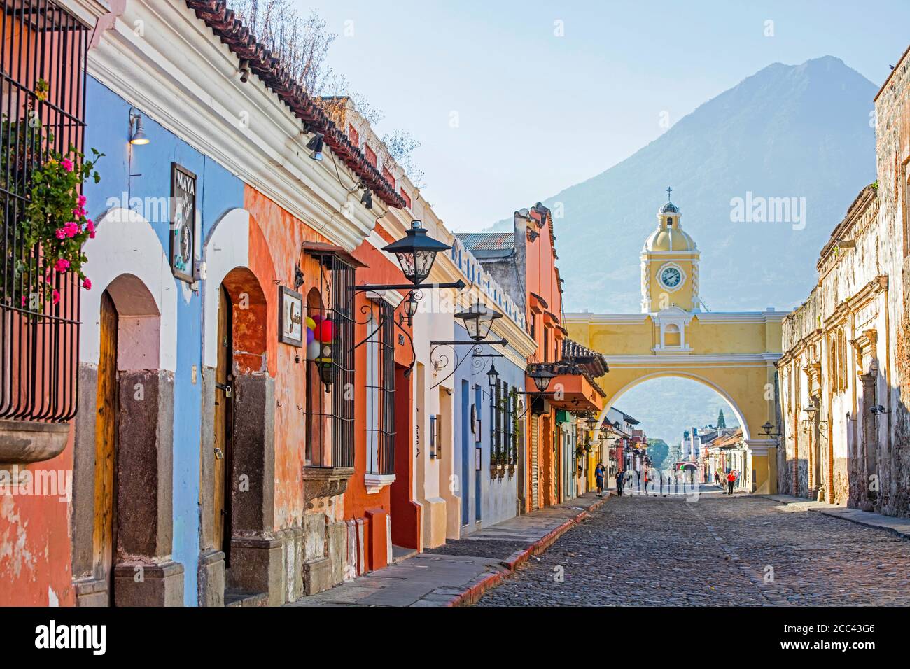 Case coloniali colorate e l'Arco di Santa Catalina del 17 ° secolo nella città di Antigua Guatemala, Dipartimento Sacatepéquez, Guatemala Foto Stock