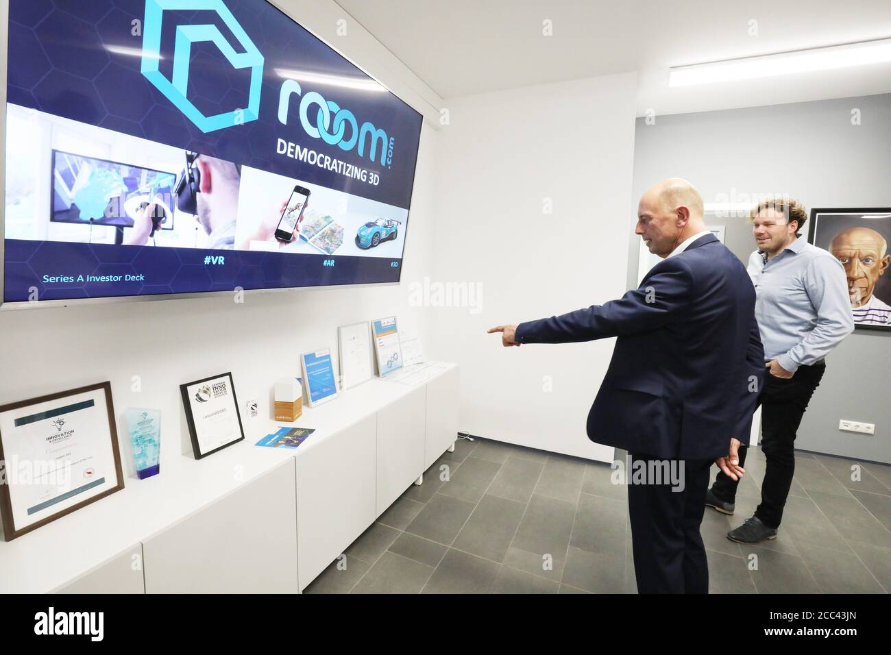 18 agosto 2020, Turingia, Jena: Wolfgang Tiefensee (SPD, l), Ministro dell'Economia in Turingia, e Hans Elstner, membro del consiglio di amministrazione di Room AG, durante una visita alla società informatica. Il Ministro vorrebbe avere un'idea di come le aziende affrontano la crisi di Corona. Foto: Bodo Schackow/dpa-Zentralbild/dpa Foto Stock