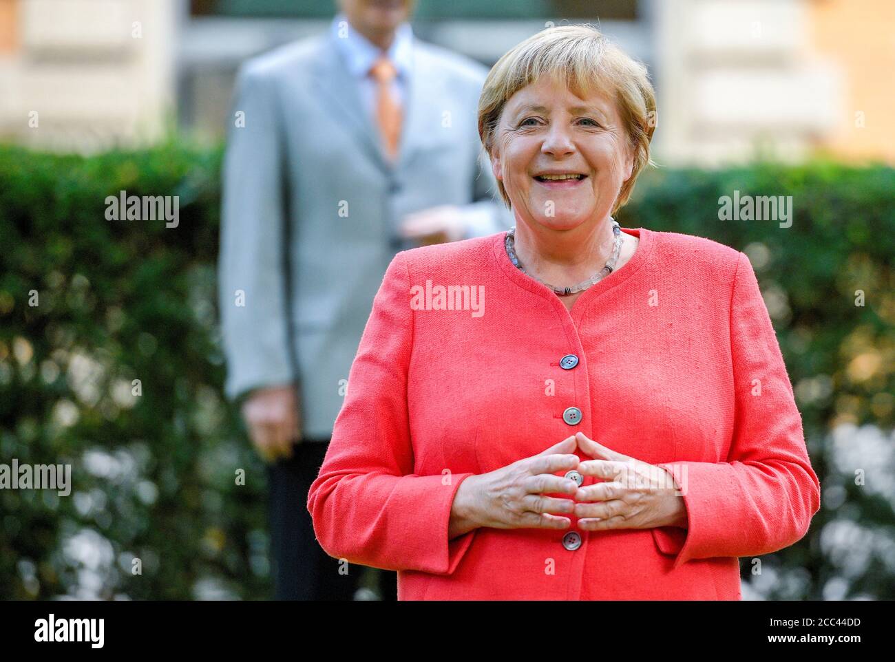 18 agosto 2020, Renania Settentrionale-Vestfalia, Duesseldorf: La Cancelliera Angela Merkel (CDU) sorride durante una sessione fotografica con il gabinetto durante la sua visita in Renania Settentrionale-Vestfalia nel parco della Ständehaus. La Merkel partecipa a una riunione del governo della Renania Settentrionale-Vestfalia e visita la collisione di Zollverein. Foto: Sascha Schuermann/AFP Pool/dpa Foto Stock