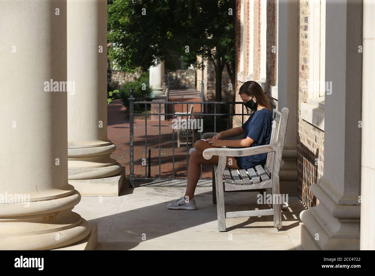 Chapel Hill, Carolina del Nord, Stati Uniti. 18 agosto 2020. La regina di CAROLINE di Charlotte, North Carolina, lavora di fronte all'iconico edificio sud del campus dell'UNC-Chapel Hill. A partire da mercoledì, la scuola sposterà online tutte le classi dopo che altri 130 studenti sono stati testati positivi per il coronavirus. Ci sono stati rapporti di quattro raggruppamenti COVID-19 in tre giorni in dormitori, appartamenti e una casa di fraternità. Credit: Bob Karp/ZUMA Wire/Alamy Live News Foto Stock