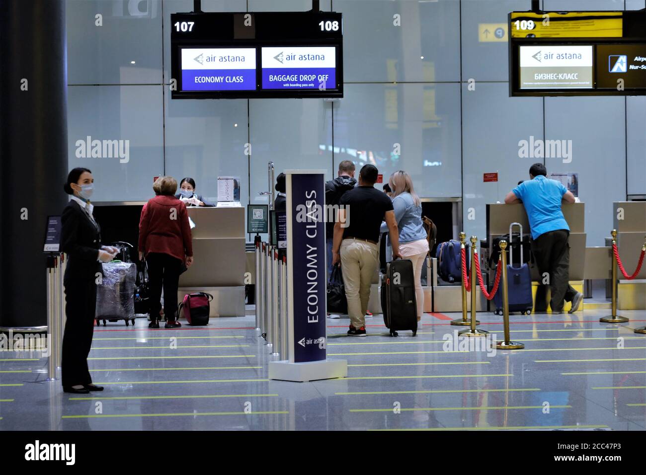 Nur Sultan. 18 agosto 2020. I passeggeri effettuano il check-in all'aeroporto internazionale Nursultan Nazarbayev di Nur-Sultan, Kazakistan, 18 agosto 2020. Secondo i media locali, il Kazakistan ha iniziato a riprendere i voli per gli Emirati Arabi Uniti, la Bielorussia e la Germania, tra le altre nazioni. Secondo l'aeroporto internazionale Nursultan Nazarbayev, un aereo dalla capitale del paese alla città tedesca di Francoforte ha decollato all'inizio del martedì mattina con 94 passeggeri a bordo, diventando il primo volo diretto tra il Kazakistan e la Germania da marzo. Credit: Kalizhan Ospanov/Xinhua/Alamy Live News Foto Stock