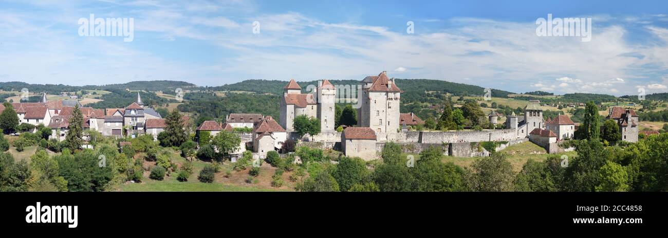 Francia: Panorama del villaggio e Chateau a Curemonte, nella regione Nouvelle-Aquitaine. Foto Stock