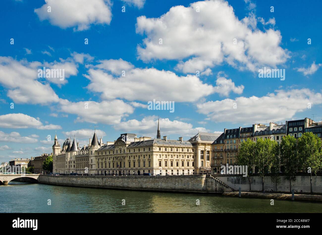 La Conciergerie è un edificio a Parigi, in Francia, situato a ovest dell'Île de la Cité, ex prigione ma attualmente utilizzato principalmente per i tribunali Foto Stock