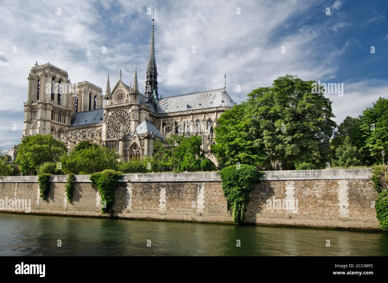 Notre-Dame de Paris ("nostra Signora di Parigi"), chiamata semplicemente Notre-Dame, è una cattedrale cattolica medievale sulla Île de la Cité nel 4 ° arrondi Foto Stock