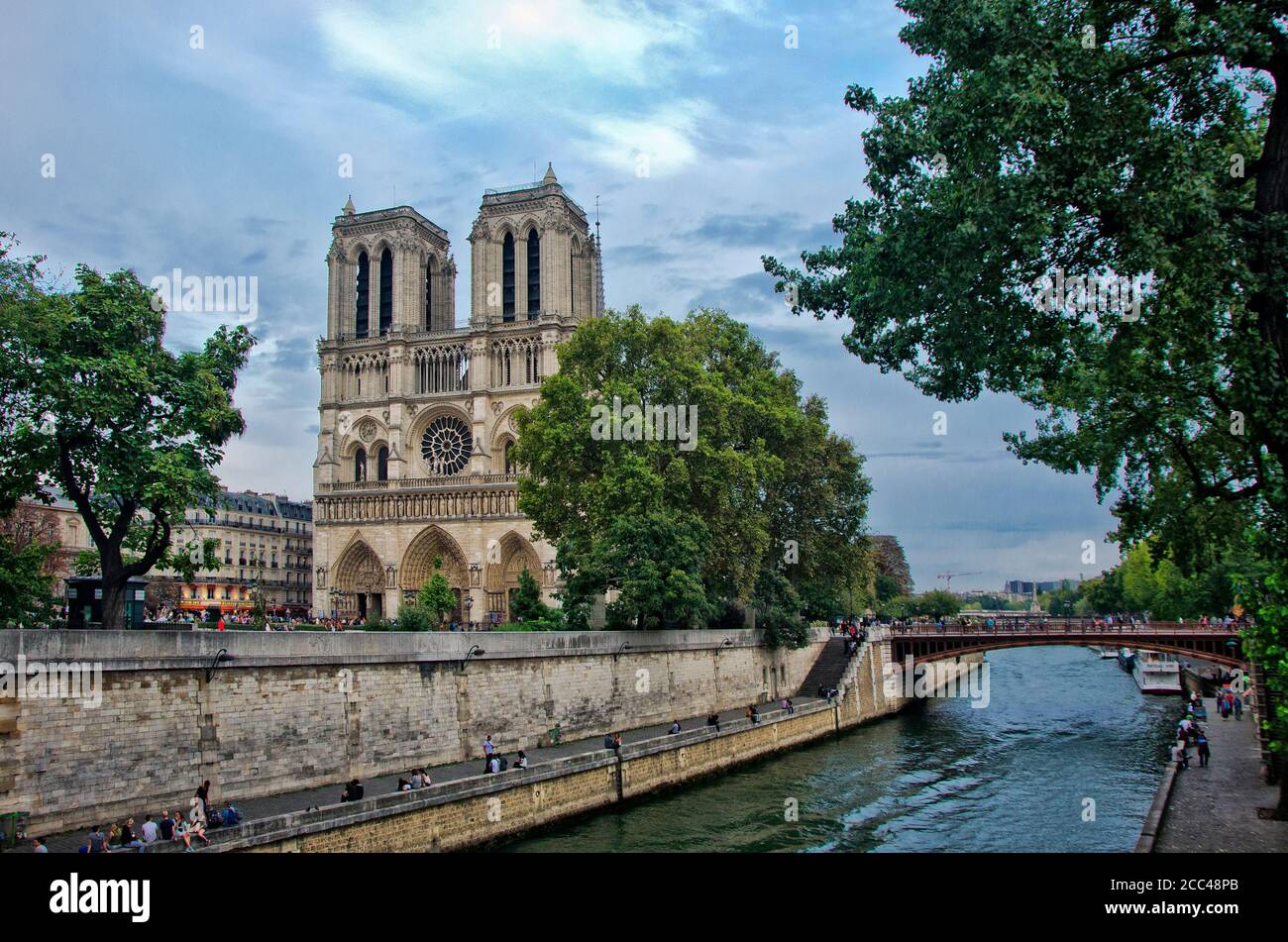 Notre-Dame de Paris ("nostra Signora di Parigi"), chiamata semplicemente Notre-Dame, è una cattedrale cattolica medievale sulla Île de la Cité nel 4 ° arrondi Foto Stock