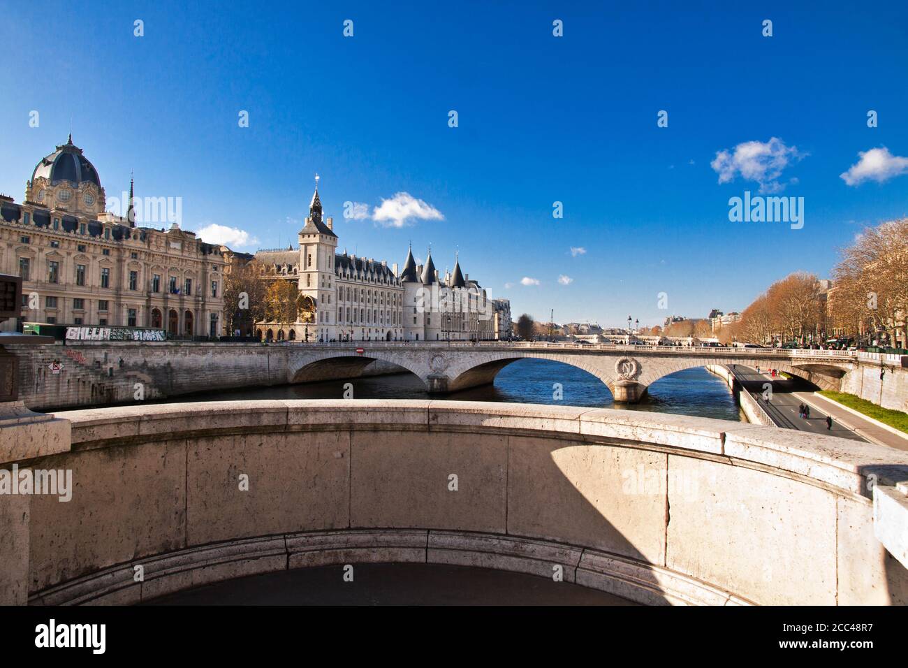 Pont au Change e la costruzione della Conciergerie a Parigi. La Conciergerie è un edificio a Parigi, in Francia, situato a ovest dell'Île de la Ci Foto Stock