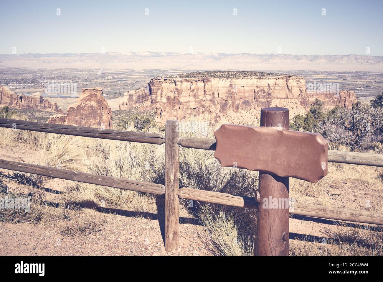 Punto di osservazione con cartello vuoto, Colorado National Monument Park, immagine colorata, Colorado, USA. Foto Stock