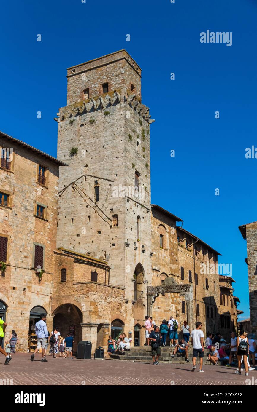 Bel ritratto della torre del Diavolo a San Gimignano, Toscana. La torre sul lato nord di Piazza della Cisterna si erge accanto alla... Foto Stock