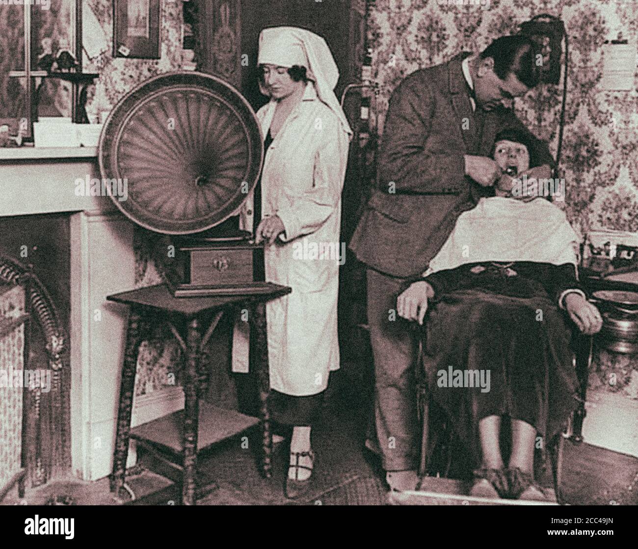 Tecnologie al servizio dei dentisti. La musica forte dovrebbe distrarre dal dolore durante il trattamento. 1920 Foto Stock