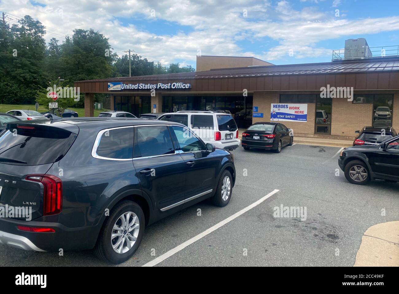 Gaithersburg, MD, Stati Uniti. 18 agosto 2020. La Suburban Maryland Processing Mail Facility situato a Gaithersburg, Maryland come Postmaster generale Louis DeJoy sospende tutti i cambiamenti fino a dopo le elezioni del 3 novembre dopo la lite legale da parte dei generali avvocati democratici di Stato. 18 agosto 2020. Credit: Mpi34/Media Punch/Alamy Live News Foto Stock