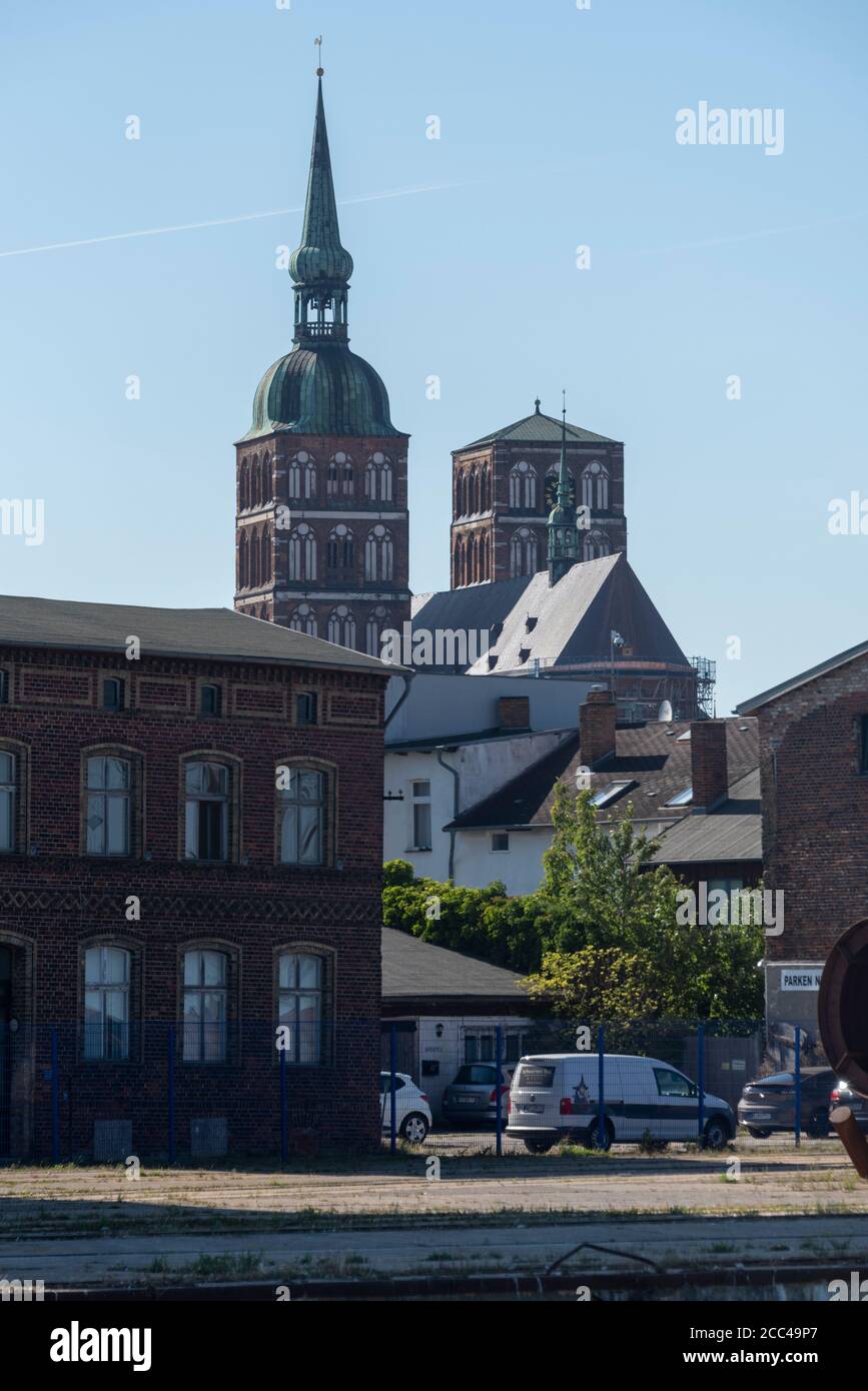 Stralsund, Germania. 13 Agosto 2020. Vista della chiesa di San Nikolai nel centro storico. Credit: Stefano Nosini/dpa-Zentralbild/ZB/dpa/Alamy Live News Foto Stock