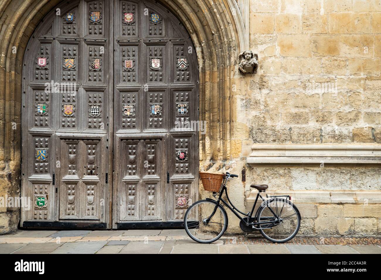 Bicicletta vecchio stile fuori dall'Oxford University College Building Foto Stock