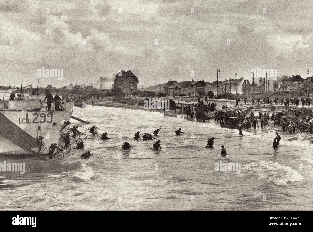 Overlord. Operazione Sbarco di soldati canadesi dalla nona brigata della III Divisione Fanteria, nel settore "Nan White" sulla spiaggia di Juno nea Foto Stock