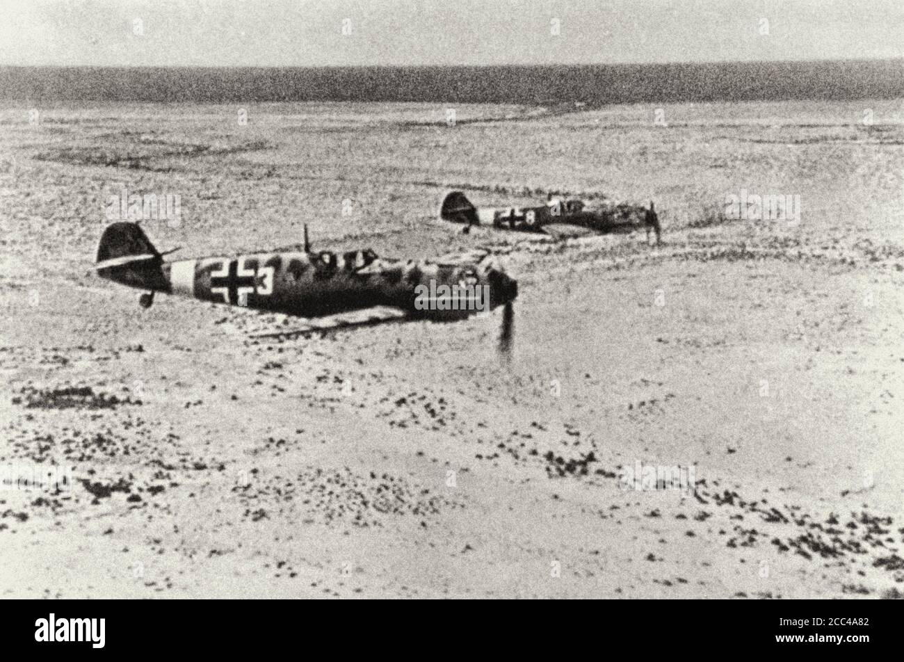 I combattenti di Messerschmitt BF.109E Luftwaffe da 1.JG27 (W3 +) Sqoadron in volo sul Nord Africa. El Ghazala, Libia. Febbraio 1942 Foto Stock