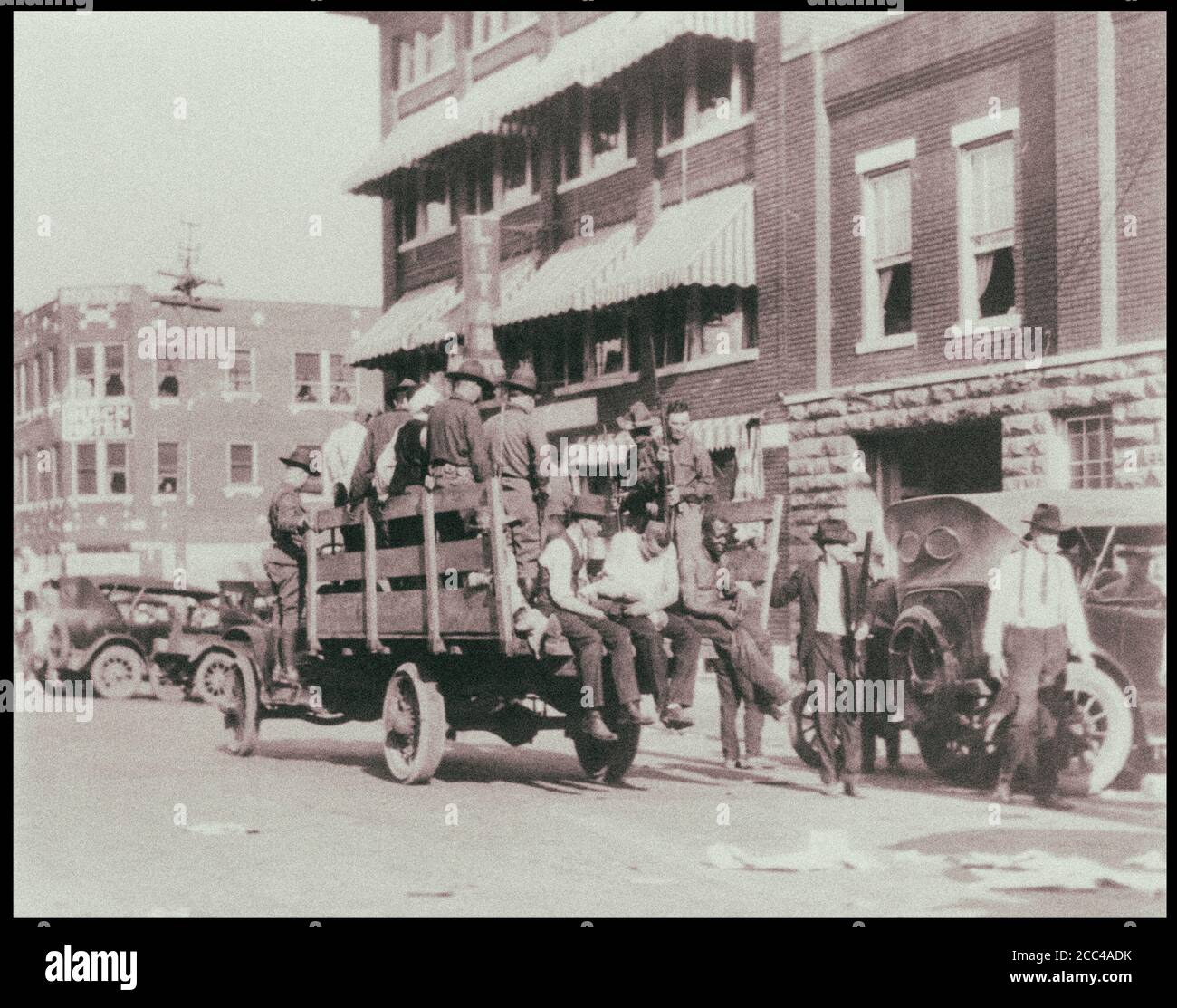 Camion sulla strada vicino all'Hotel Litan che trasporta soldati e afroamericani durante le rivolte di Tulsa. Oklahoma. STATI UNITI. 1921 Foto Stock
