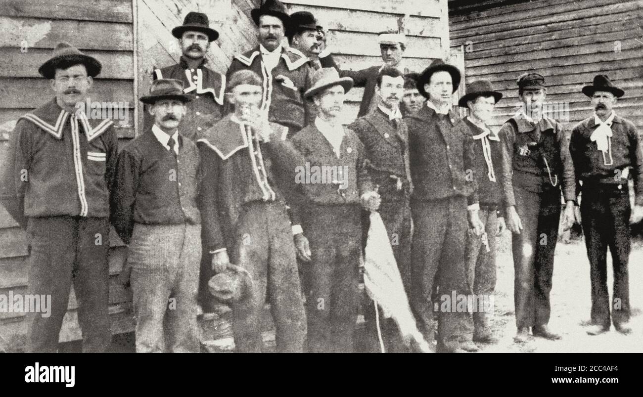 Gruppo di Camicie rosse posa ai sondaggi. Insurrezione di Wilmington del 1898. Carolina del Nord. STATI UNITI. 1898 'Camicie rosse', uomini bianchi che formarono un militi ad hoc Foto Stock
