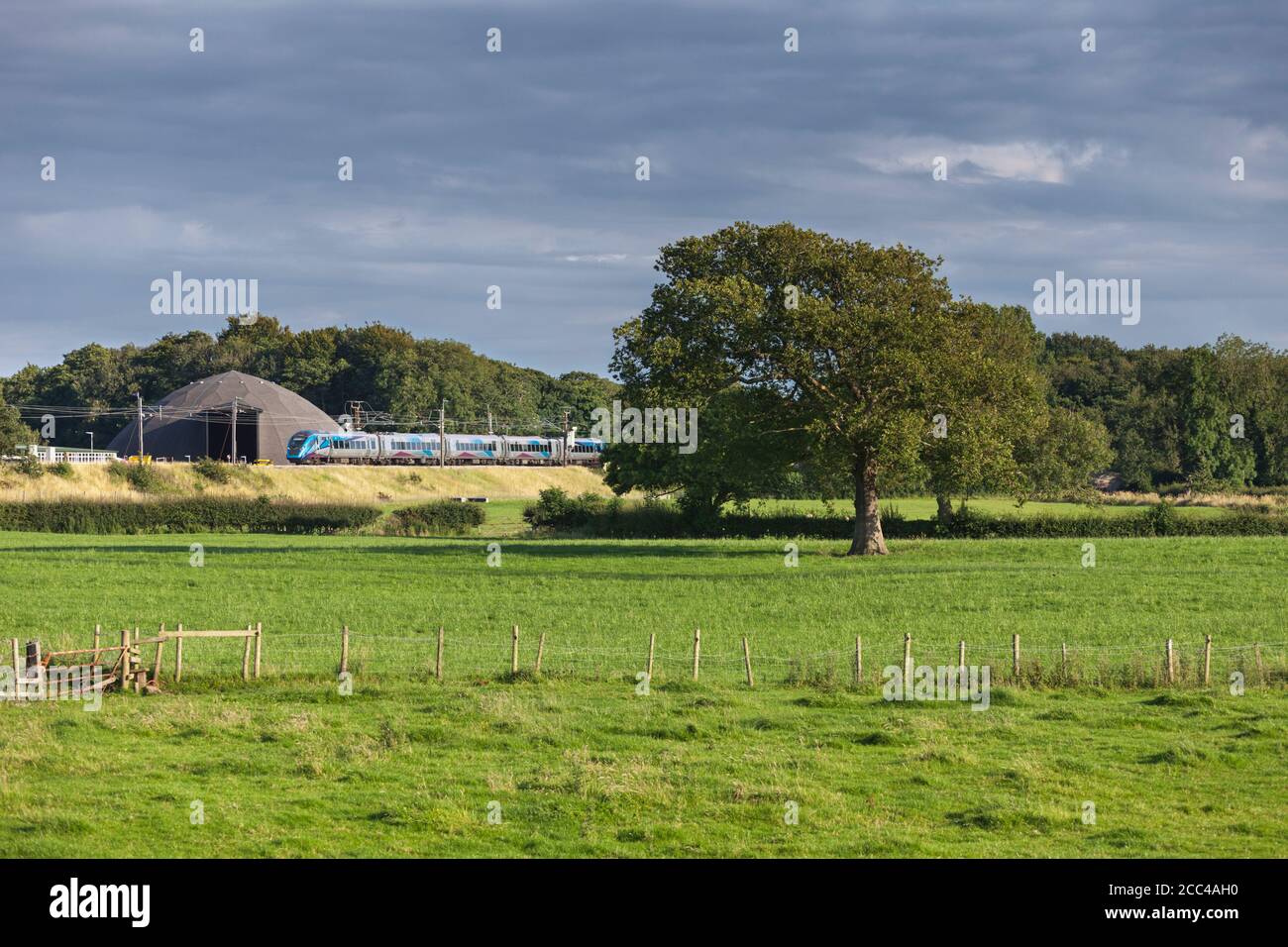 Primo treno elettrico Transpennine Express CAF classe 397 che passa il Campagna sulla linea principale della costa occidentale del Lancashire Foto Stock