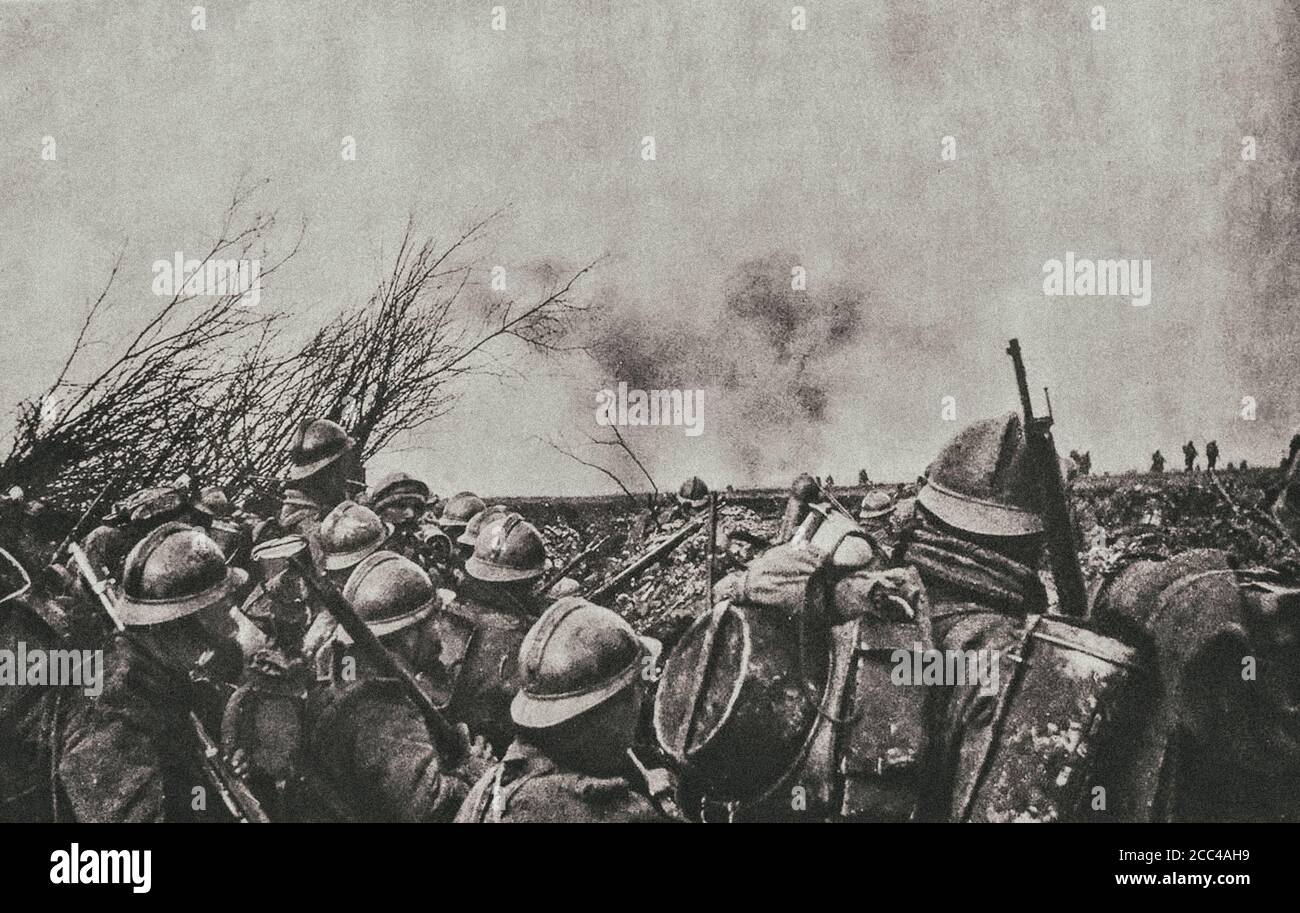 La prima guerra mondiale la battaglia della Somme. 1916 truppe francesi si preparano a muoversi sulle posizioni tedesche. Foto Stock