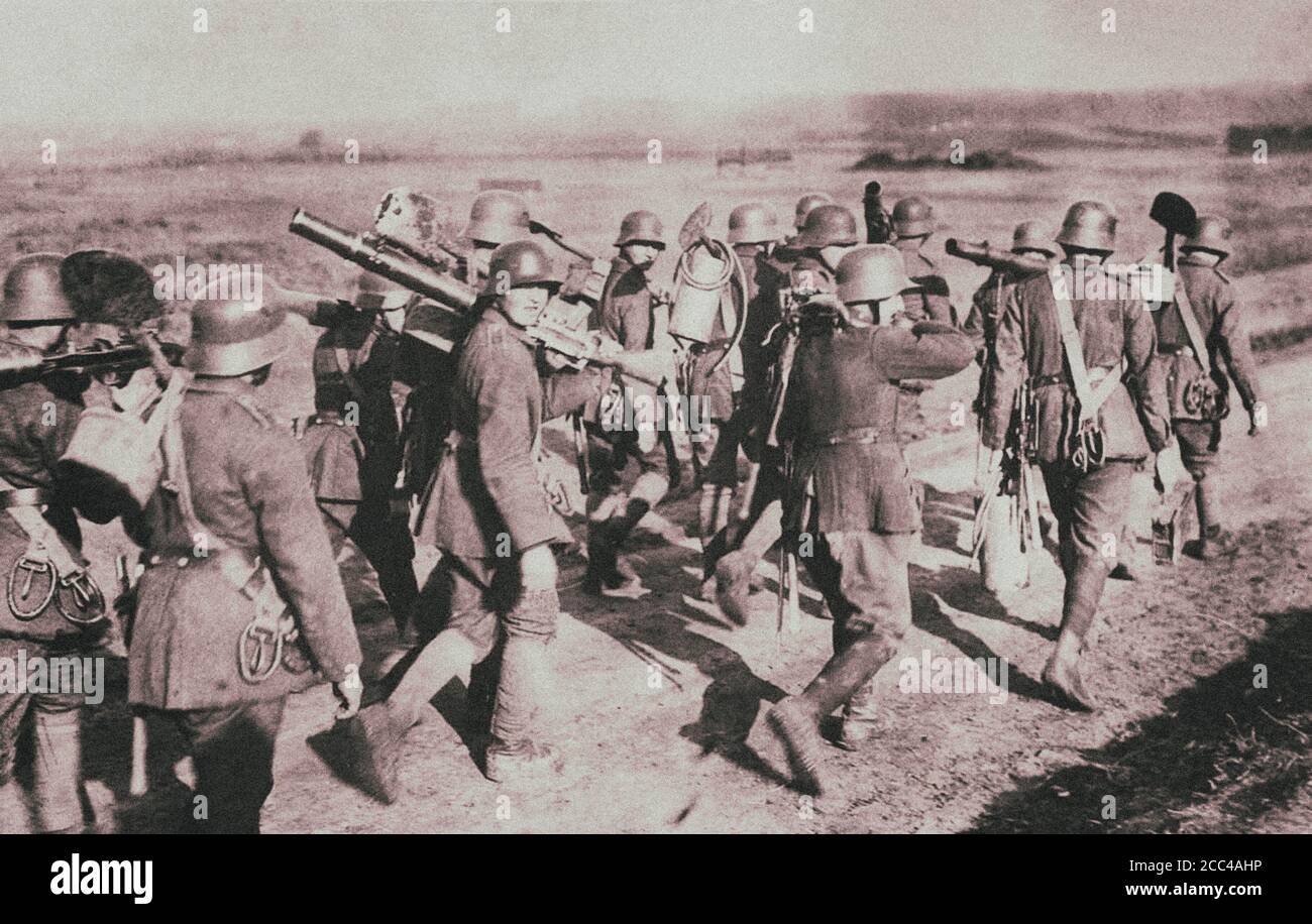 La prima guerra di Worl Battaglia della Somme. Le truppe tedesche trasportano le attrezzature di pistola di Lewis. Foto Stock
