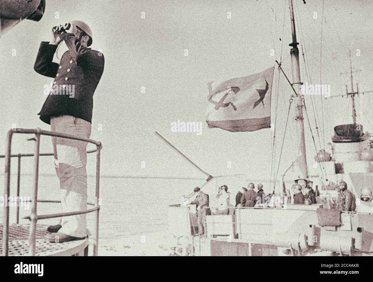 I marinai sovietici – l’equipaggio del cacciatorpediniere della Marina Rossa, stanno osservando la situazione aerea intorno alla loro nave da guerra. 1942 Foto Stock