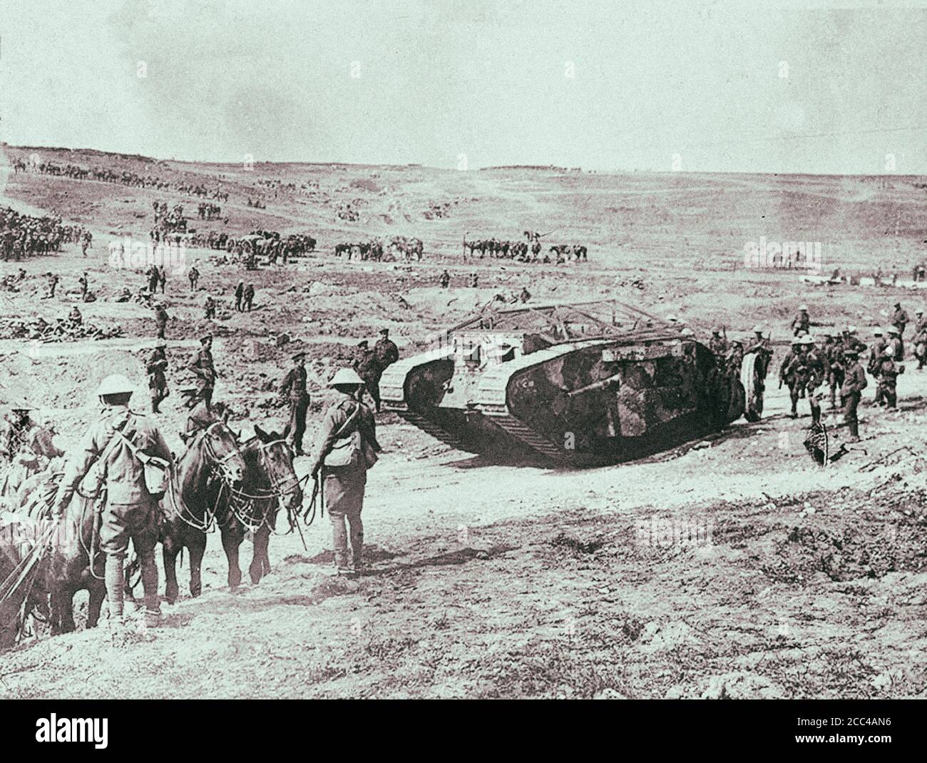 La prima guerra mondiale Battaglia della Somme. A metà settembre gli inglesi erano pronti ad assalire la terza linea di difesa tedesca con una nuova arma, il carro armato Foto Stock