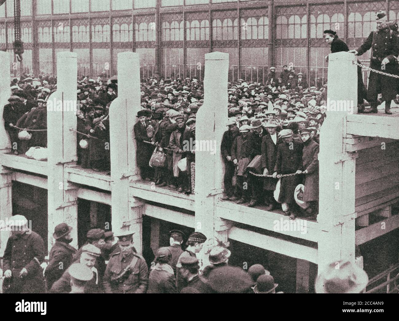 I rifugiati belgi in Gran Bretagna: Una calda accoglienza che si è rivolta al risentimento, 1914-1918 rifugiati belgi sul porto di Ostenda in attesa di una barca per Foto Stock