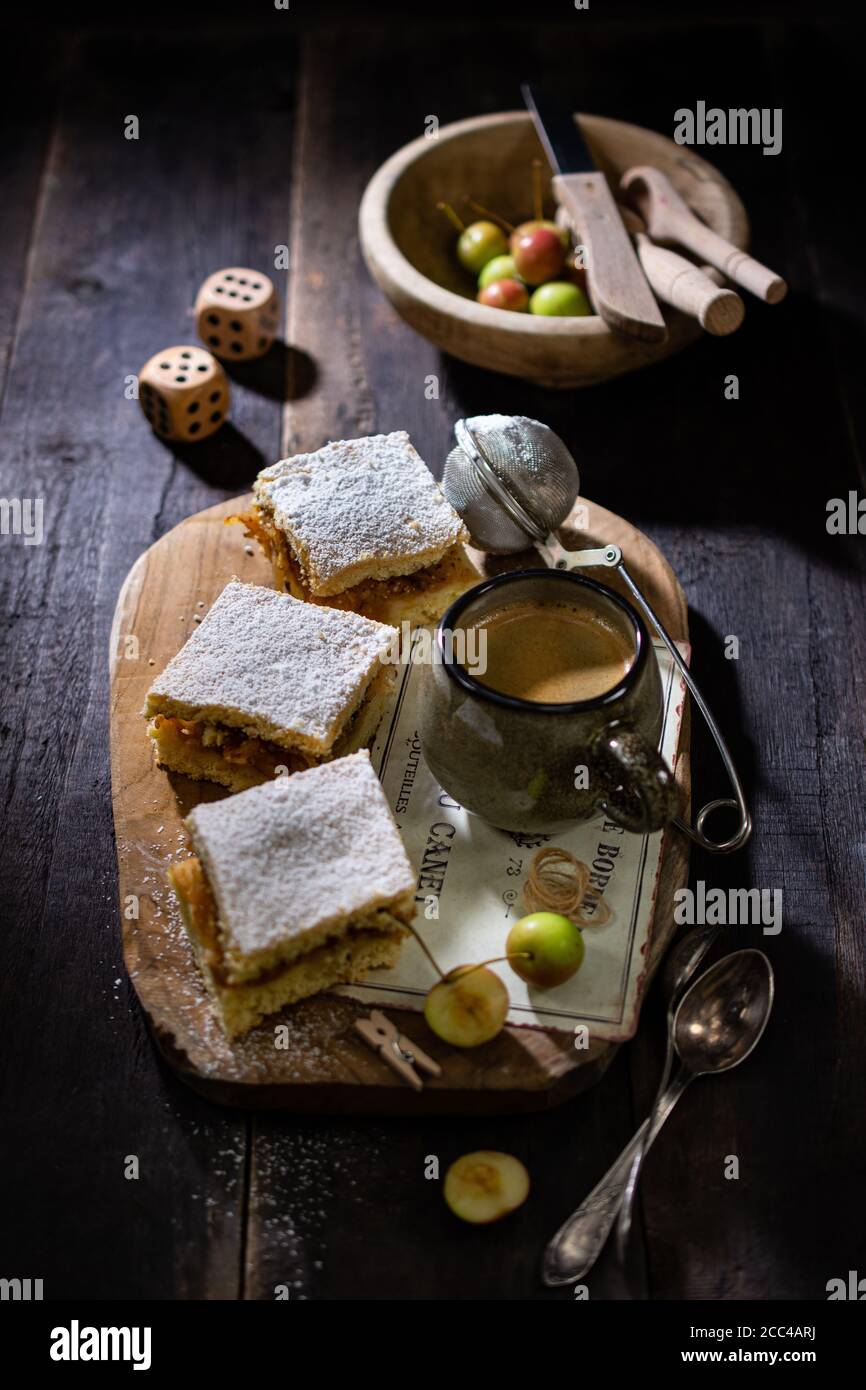 Torta di mele fatta in casa. Dessert dolce. Caffè fresco. Cibo sano e  drink. Stile country Foto stock - Alamy