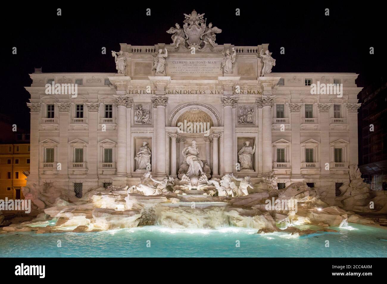 La più grande Fontana barocca di Trevi della città di Roma, Italia. Bella vista della Fontana di Trevi di notte Foto Stock