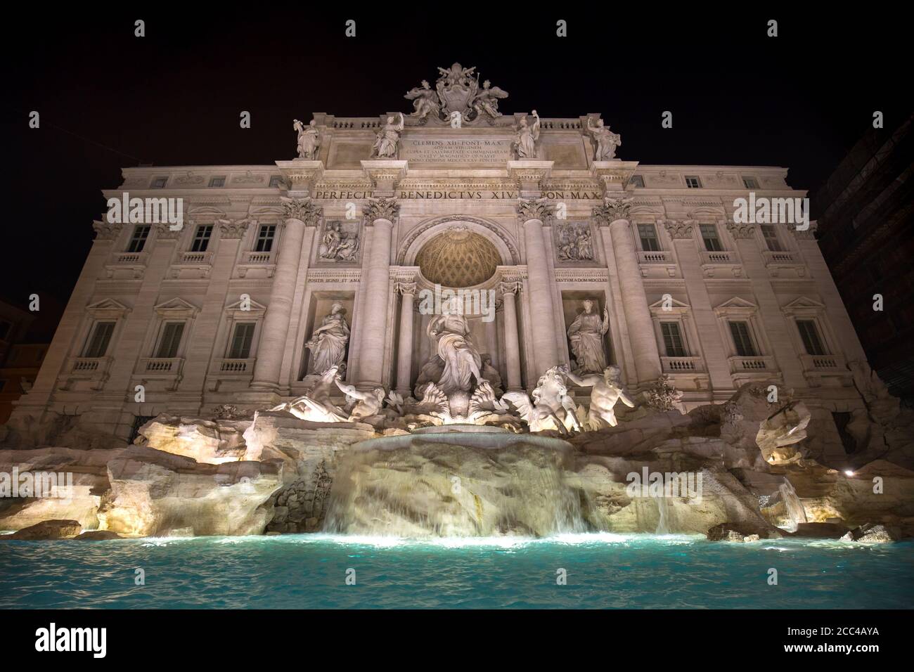 La più grande Fontana barocca di Trevi della città di Roma, Italia. Bella vista della Fontana di Trevi di notte Foto Stock
